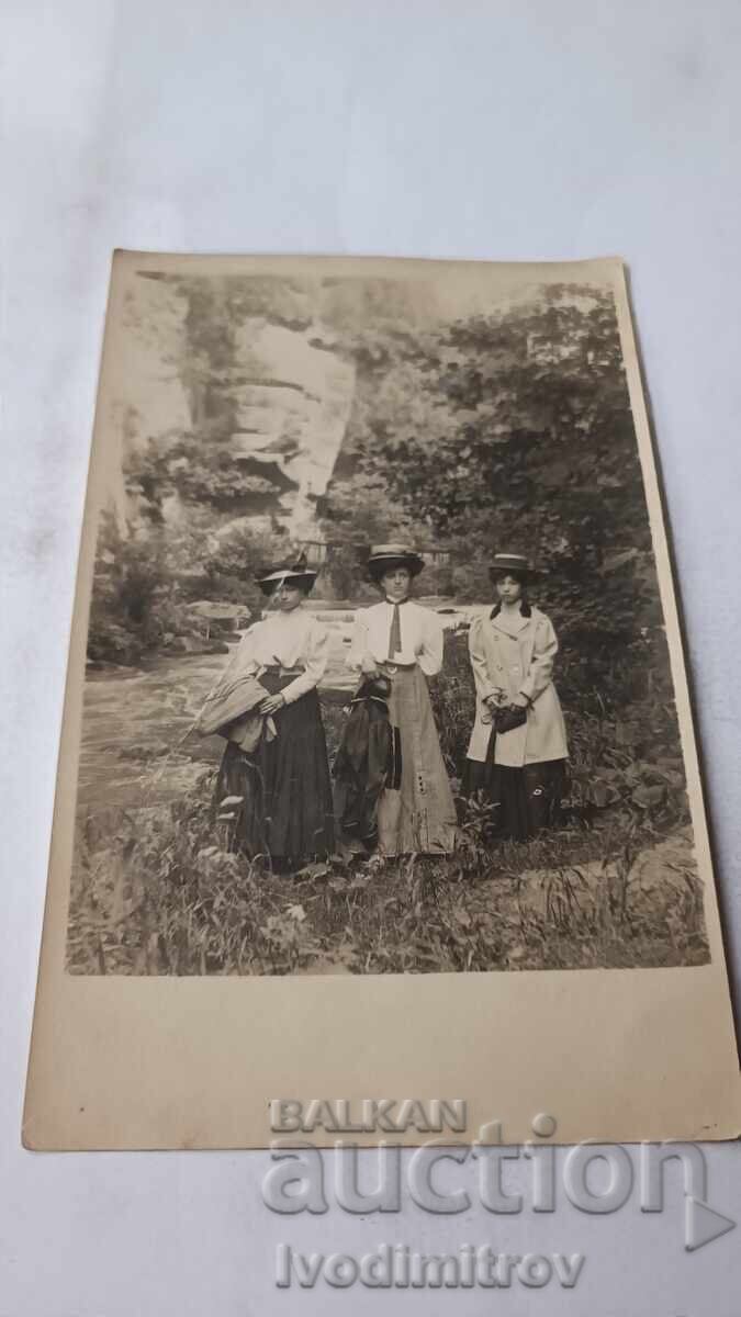 Φωτογραφία Τρεις νεαρές γυναίκες δίπλα σε ορμητικό ρέμα 1908