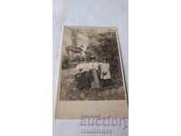 Φωτογραφία Τρεις νεαρές γυναίκες δίπλα σε ορμητικό ρέμα 1908