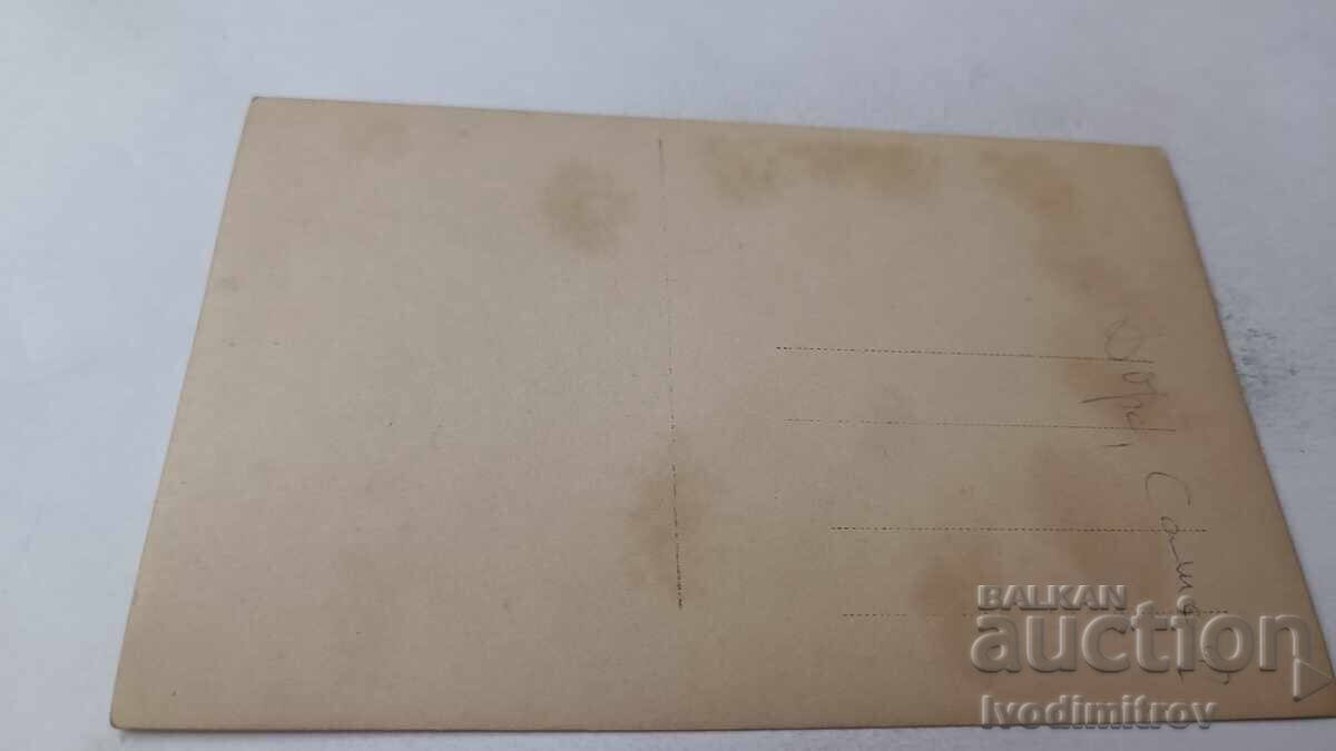 Φωτογραφία Τρεις νεαρές γυναίκες δίπλα σε ορμητικό ρέμα με τιμή 1.85 BGN | € 0.95