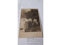 Снимка Три млади жени покрай буен поток