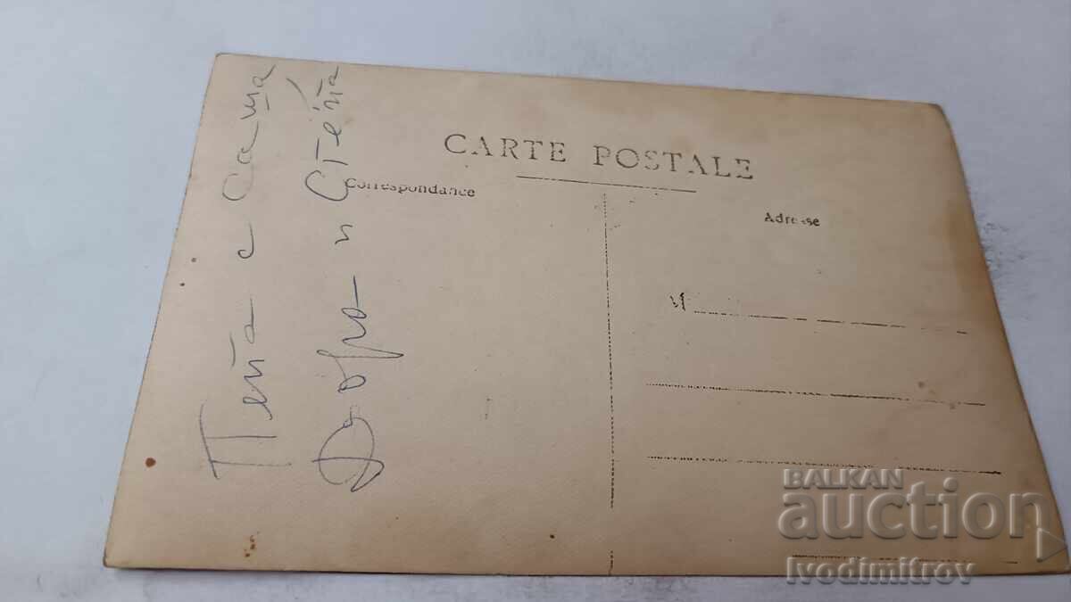 Fotografie Bărbat două femei și o fată cu preț 2.35 BGN | € 1.20 Fotografie Bărbat două femei și o fată cu preț 2.35 BGN | € 1.20