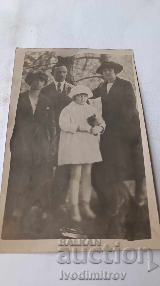 Fotografie Bărbat două femei și o fată Fotografie Bărbat două femei și o fată