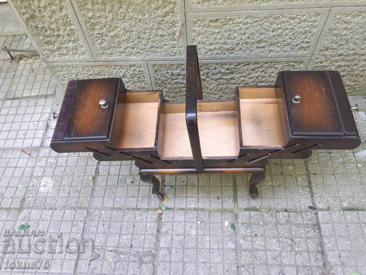 Невероятна стара антикварна тоалетка бижутерка шкафче с цена 219.00 лв. | € 111.97 Невероятна стара антикварна тоалетка бижутерка шкафче с цена 219.00 лв. | € 111.97