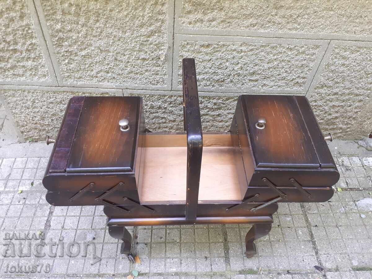 Аукцион Невероятна стара антикварна тоалетка бижутерка шкафче Аукцион Невероятна стара антикварна тоалетка бижутерка шкафче