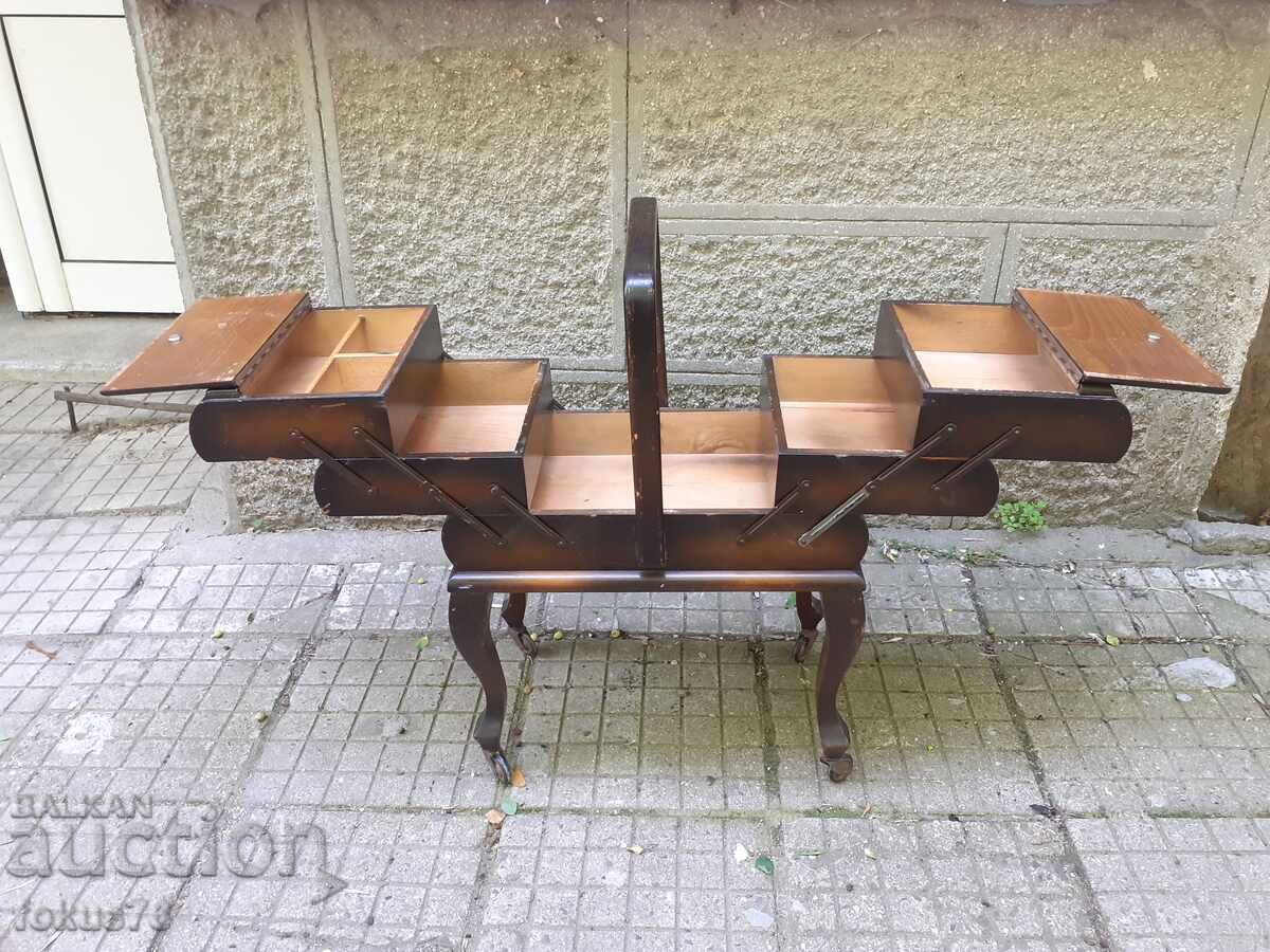 Невероятна стара антикварна тоалетка бижутерка шкафче Невероятна стара антикварна тоалетка бижутерка шкафче