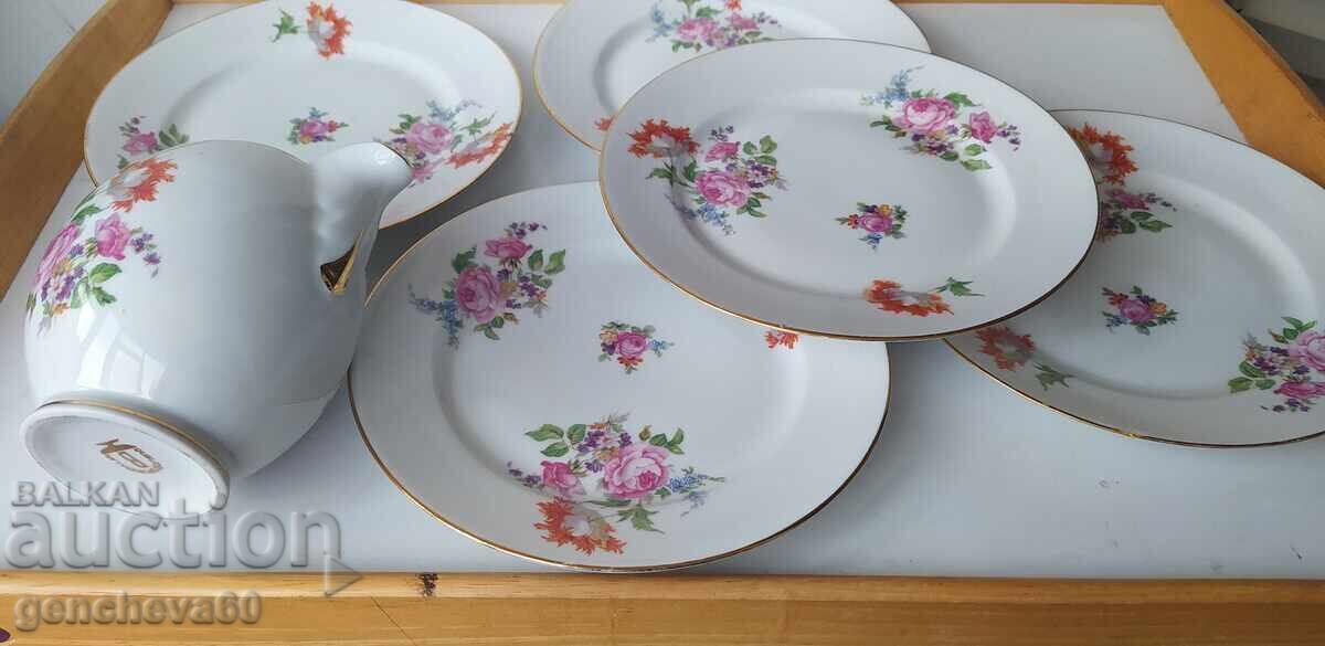 Доставка на Квалитетен порцелан с флорални мотиви чинии и каничка Доставка на Квалитетен порцелан с флорални мотиви чинии и каничка