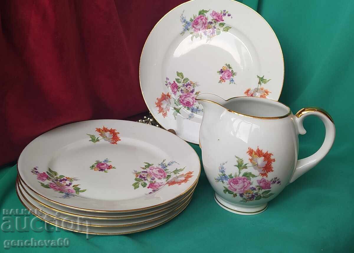 Квалитетен порцелан с флорални мотиви чинии и каничка Квалитетен порцелан с флорални мотиви чинии и каничка