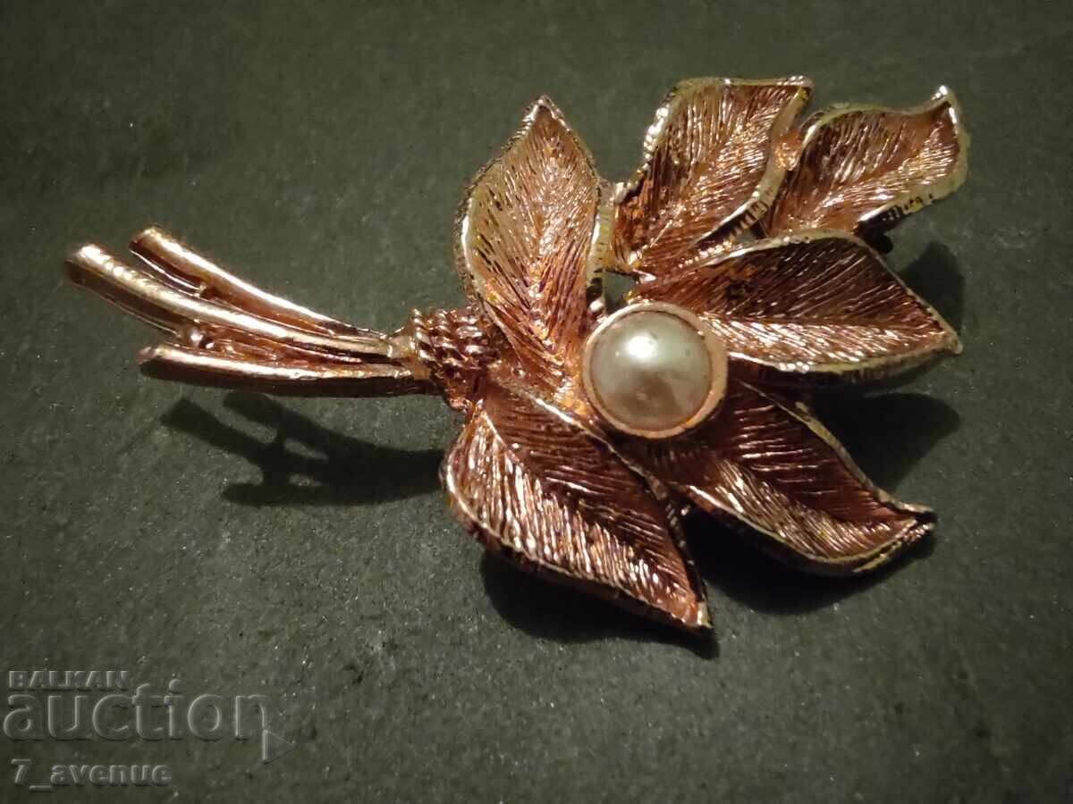 Брошка - елегантна , стилна, 70те 8.05.25 с цена 49.00 лв. | € 25.05