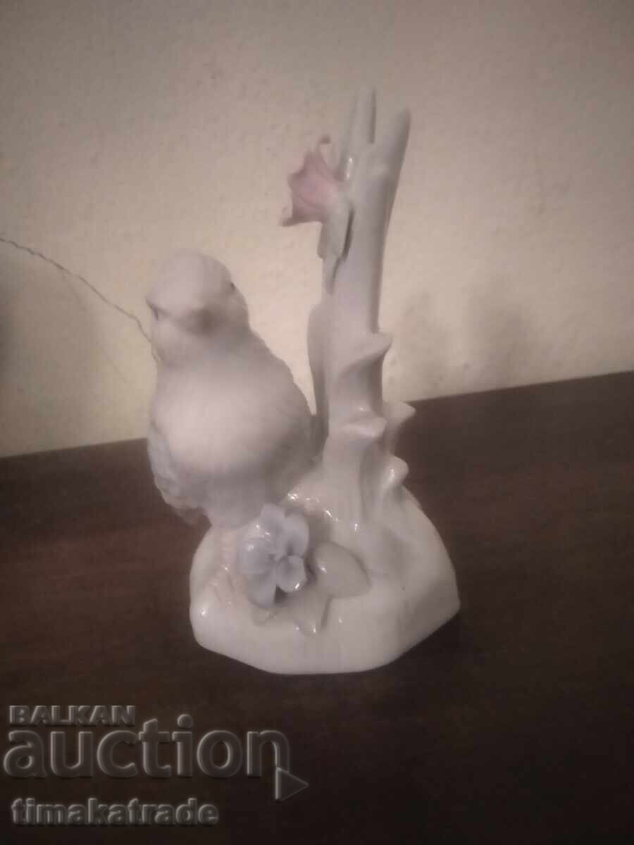 Frumoasă statuetă de porțelan - pasăre cu preț 9.99 BGN | € 5.11