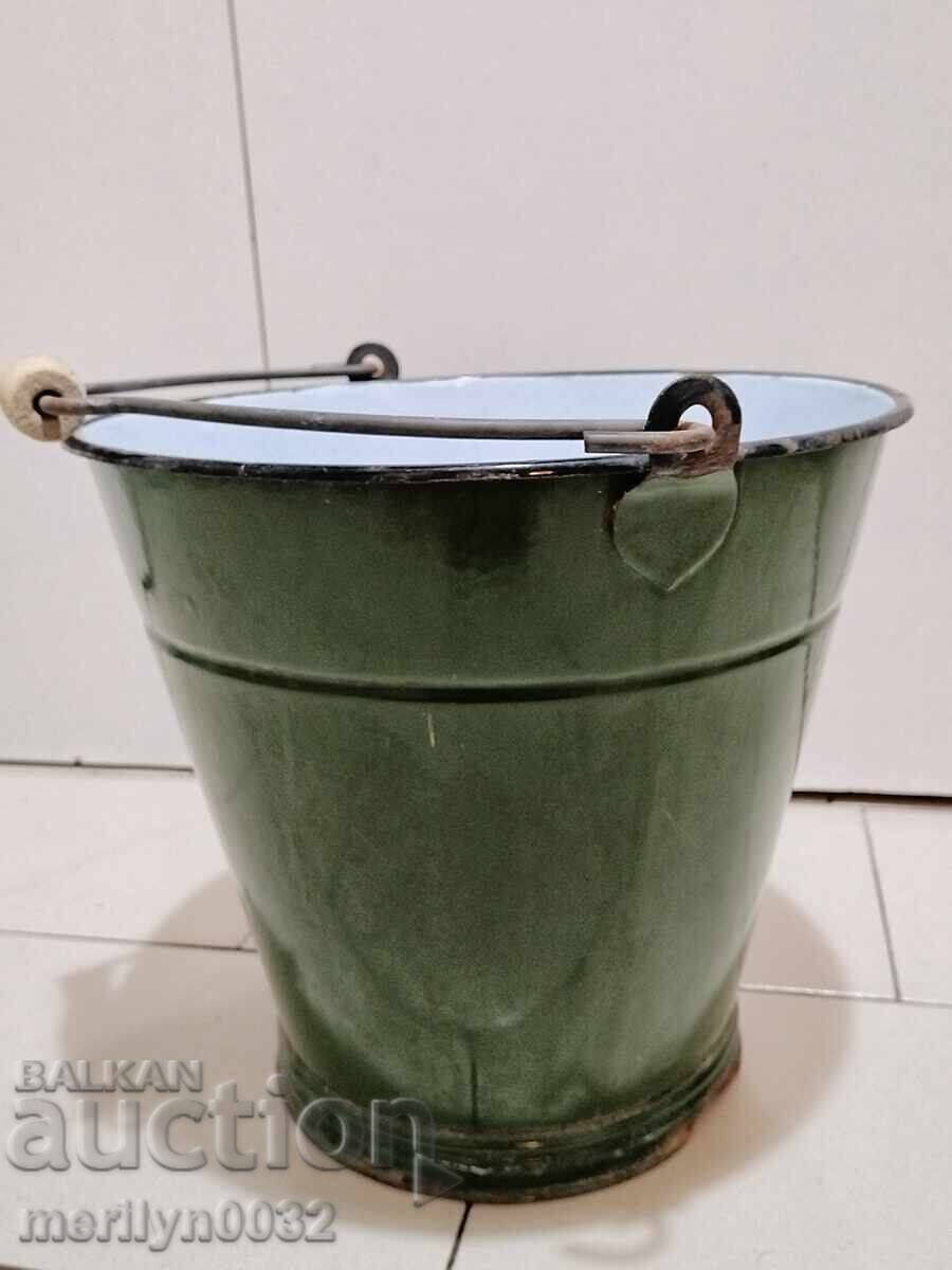 Βουλγαρική σιδερένια σμάλτου κουβάς από την σοσιαλιστική εποχή, σμαλτωμένο δοχείο, λεκάνη, Λαϊκή Δημοκρατία της Βουλγαρίας με τιμή 50.00 BGN | € 25.56