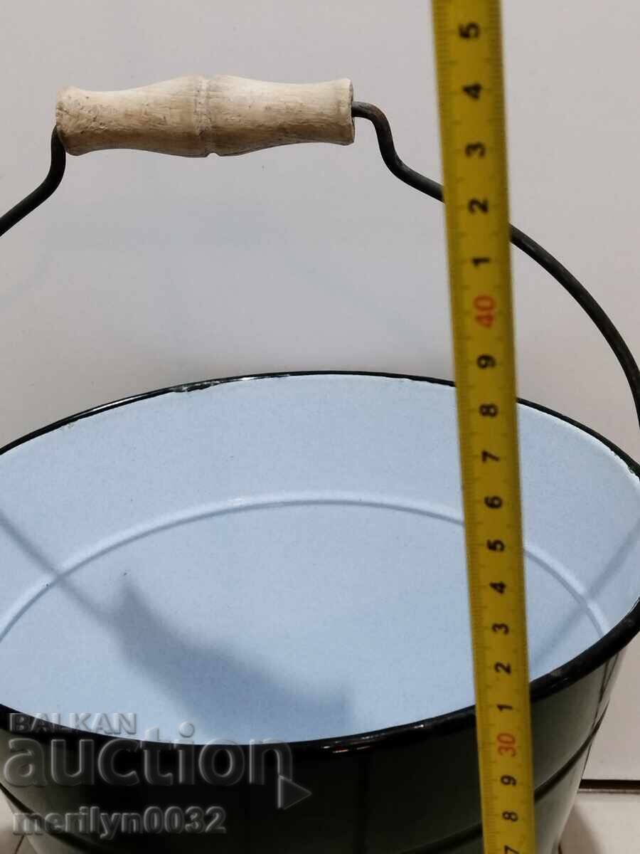 Παράδοση Βουλγαρική σιδερένια σμάλτου κουβάς από την σοσιαλιστική εποχή, σμαλτωμένο δοχείο, λεκάνη, Λαϊκή Δημοκρατία της Βουλγαρίας