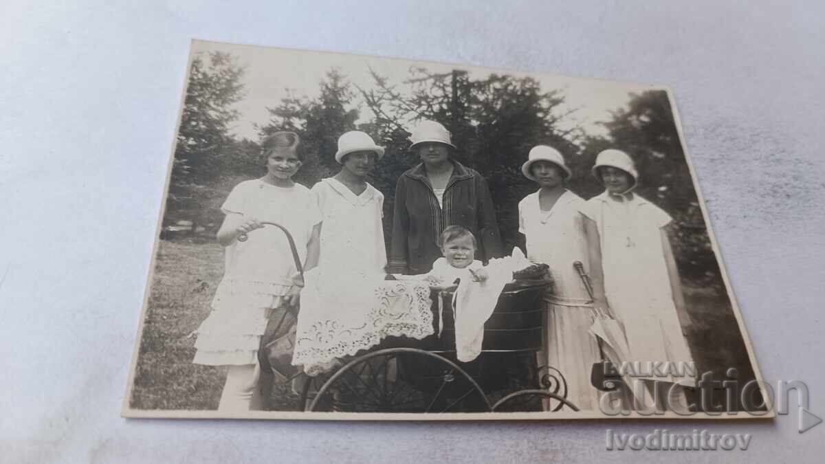 Φωτογραφία Τέσσερις γυναίκες κορίτσι και μωρό σε καροτσάκι 1924