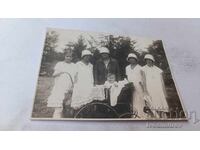 Fotografie Patru femei, fetiță și bebeluș într-un cărucior 1924