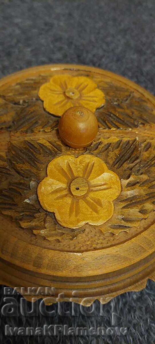 Auction  Woodcarved Box for Connoisseurs, Excellent
