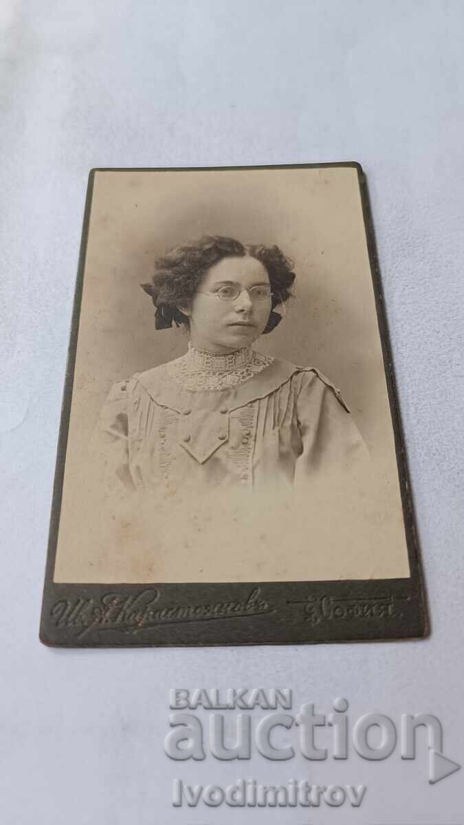 Φωτογραφία Νεαρό κορίτσι από χαρτόνι Φωτογραφία Νεαρό κορίτσι από χαρτόνι