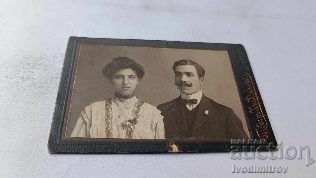 Снимка Мъж с мустаци и млада жена Картон Снимка Мъж с мустаци и млада жена Картон