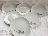 Un set de farfurii din porțelan