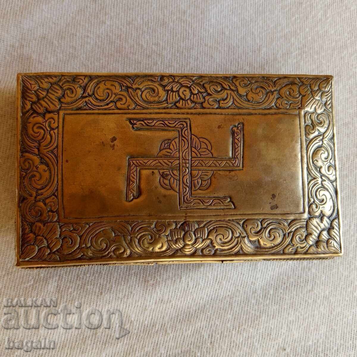 Cutie tibetană veche. Svastică cu preț 350.00 BGN | € 178.95 Cutie tibetană veche. Svastică cu preț 350.00 BGN | € 178.95