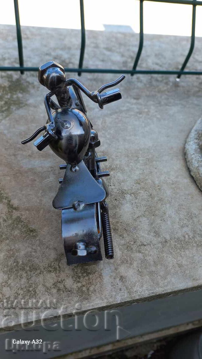 МЕТАЛЕН МОТОР МОДЕЛ МАКЕТ ИГРАЧКА УНИКАТ с цена 50.00 лв. | € 25.56 МЕТАЛЕН МОТОР МОДЕЛ МАКЕТ ИГРАЧКА УНИКАТ с цена 50.00 лв. | € 25.56