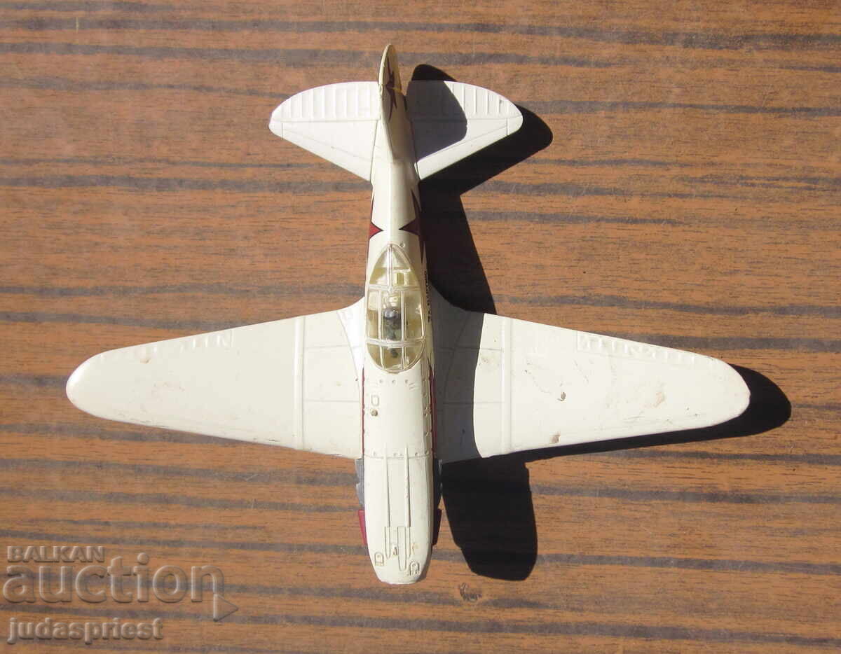 Παράδοση Παλιό παιχνίδι μοντέλο ρωσικού στρατιωτικού αεροπλάνου Β' Παγκοσμίου Πολέμου Παράδοση Παλιό παιχνίδι μοντέλο ρωσικού στρατιωτικού αεροπλάνου Β' Παγκοσμίου Πολέμου