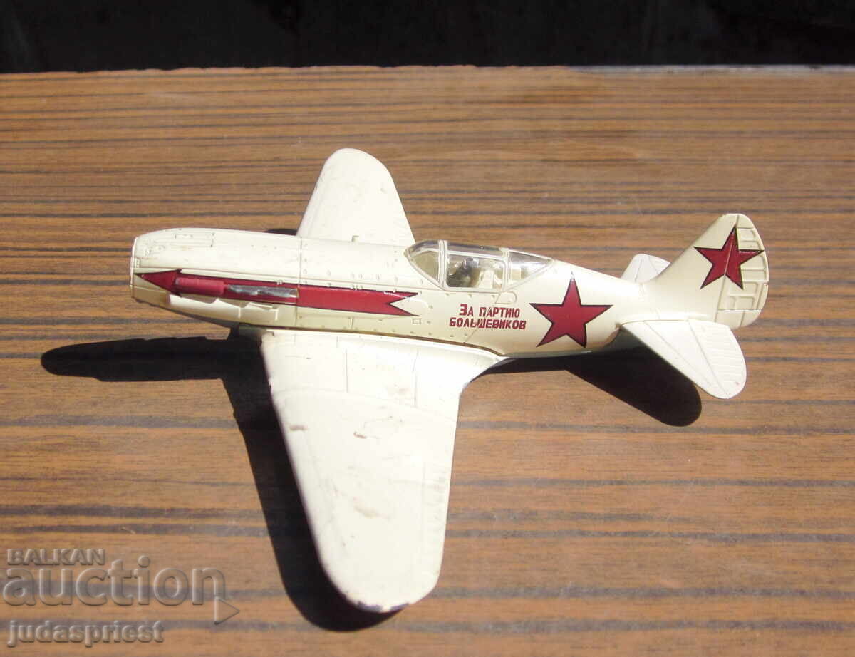 Παλιό παιχνίδι μοντέλο ρωσικού στρατιωτικού αεροπλάνου Β' Παγκοσμίου Πολέμου Παλιό παιχνίδι μοντέλο ρωσικού στρατιωτικού αεροπλάνου Β' Παγκοσμίου Πολέμου