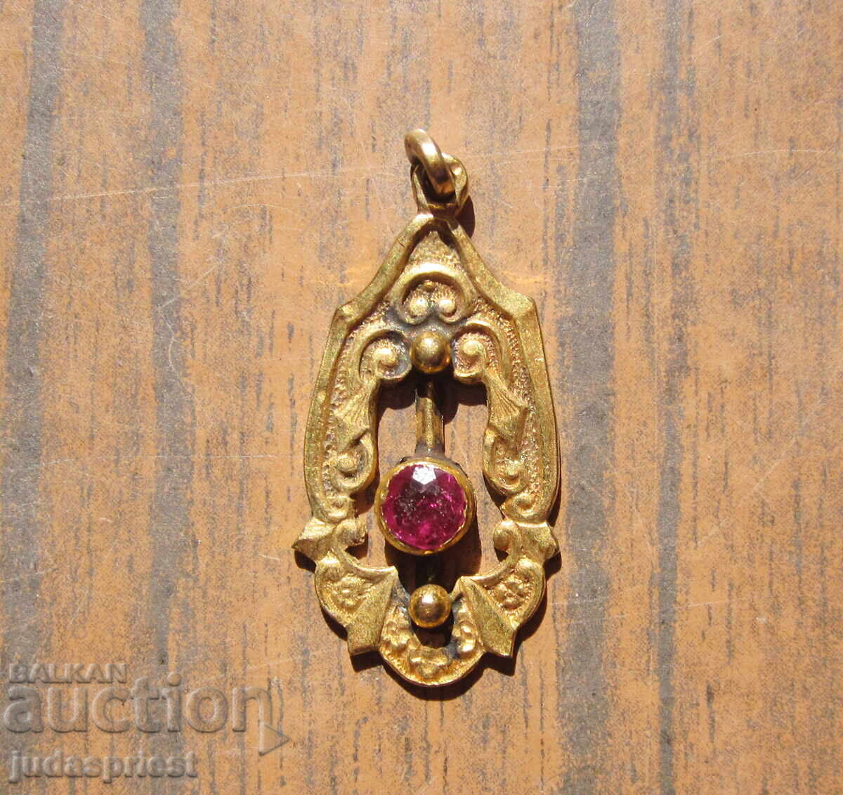 Αρχαίο επίχρυσο μενταγιόν για κολιέ κόσμημα με τιμή 20.00 BGN | € 10.23 Αρχαίο επίχρυσο μενταγιόν για κολιέ κόσμημα με τιμή 20.00 BGN | € 10.23