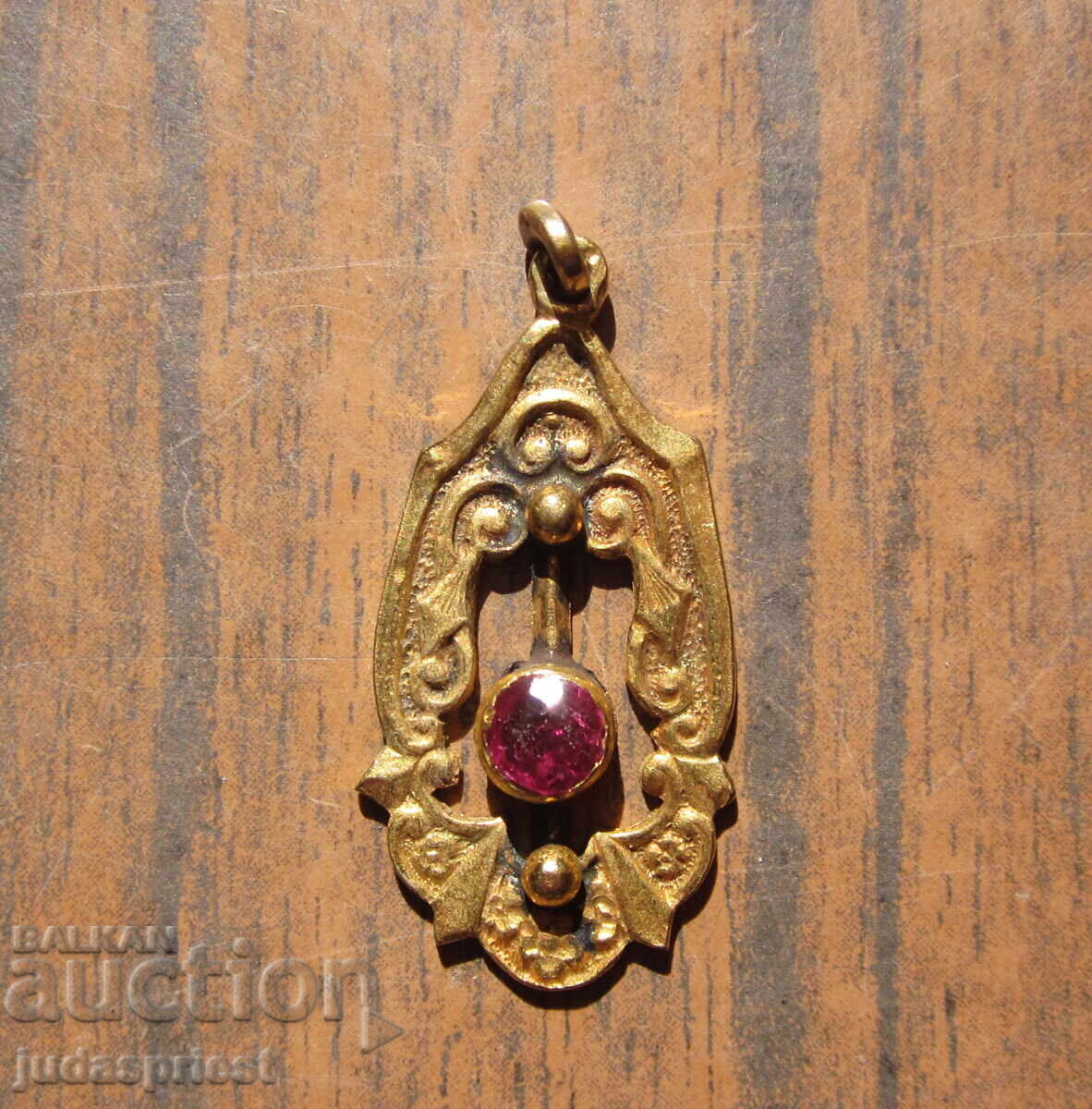 Αρχαίο επίχρυσο μενταγιόν για κολιέ κόσμημα Αρχαίο επίχρυσο μενταγιόν για κολιέ κόσμημα