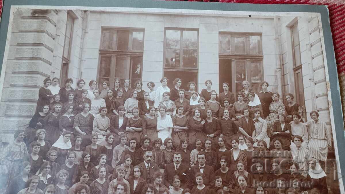 Fotografie Curs de Moașe din 1922 - 1923, 1924 Carton cu preț 14.65 BGN | € 7.49 Fotografie Curs de Moașe din 1922 - 1923, 1924 Carton cu preț 14.65 BGN | € 7.49