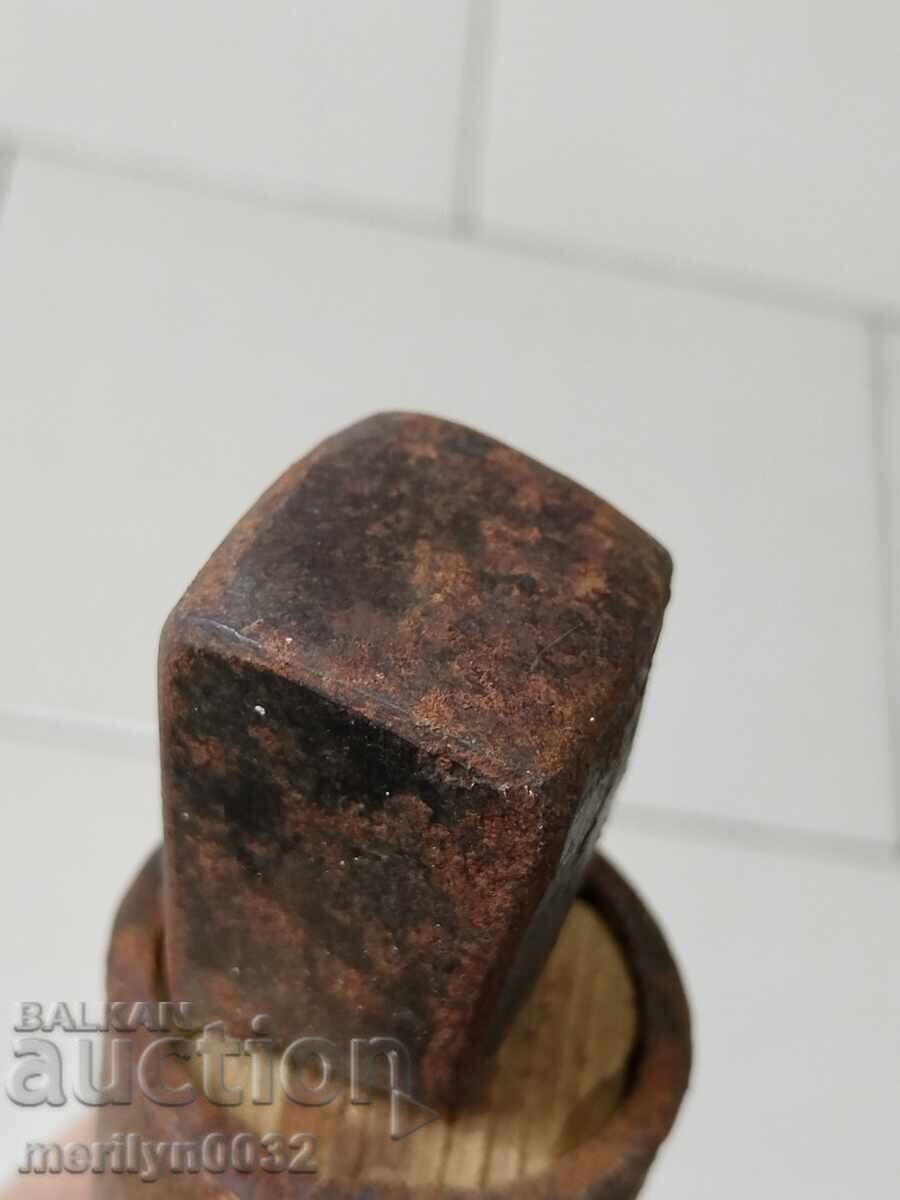 Παράδοση Αρχαίο αμόνι για κόψιμο δρεπανιού