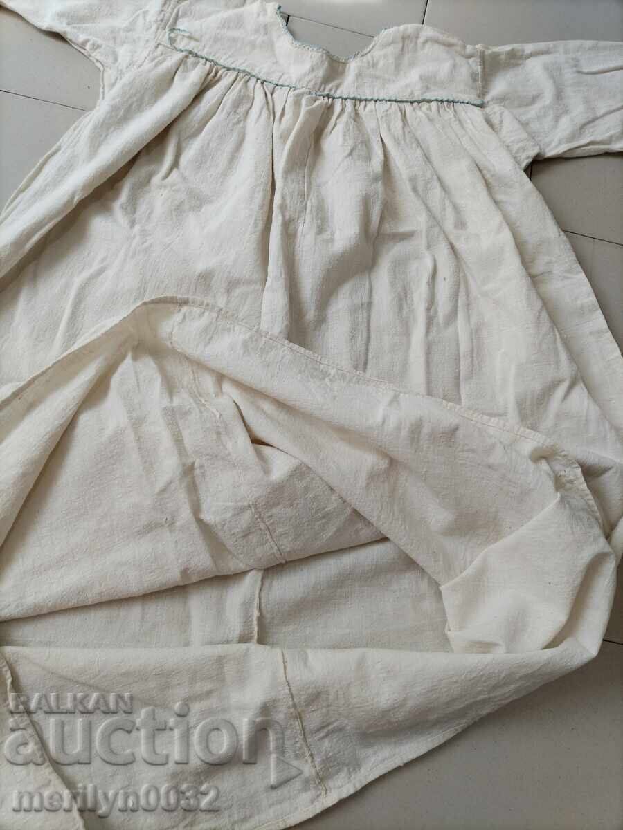 Παράδοση Παλιά γυναικεία πουκαμίσα με χειροποίητη κεντημένη φούστα παραδοσιακής φορεσιάς