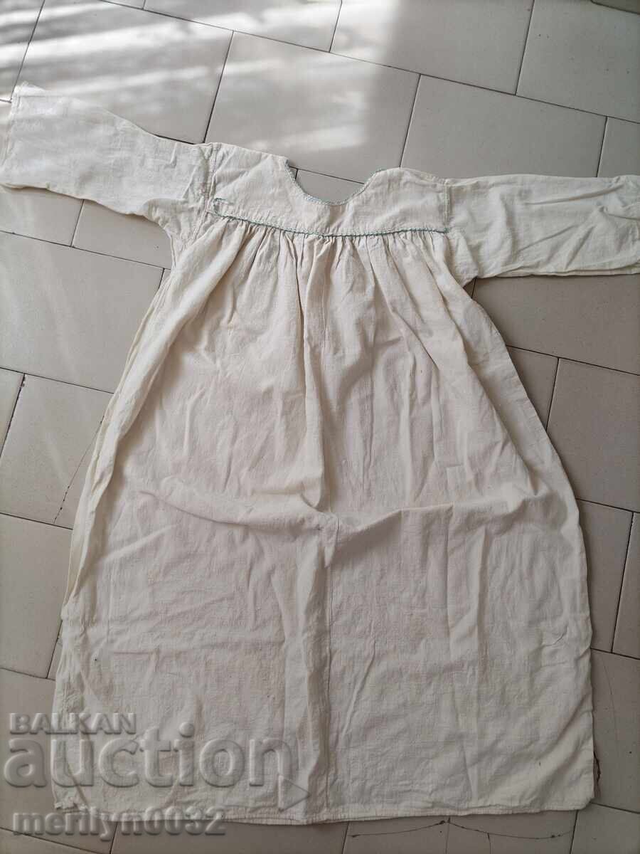 Παλιά γυναικεία πουκαμίσα με χειροποίητη κεντημένη φούστα παραδοσιακής φορεσιάς