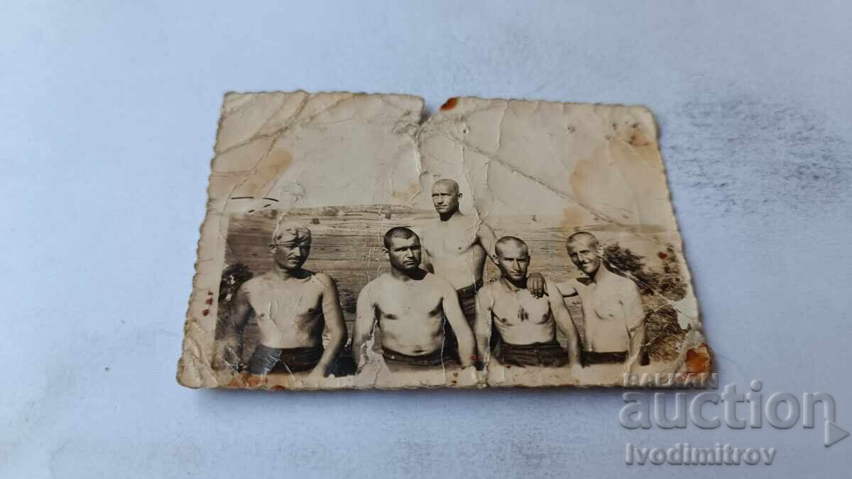 Φωτογραφία Πέντε στρατιώτες γυμνοί μέχρι τη μέση Φωτογραφία Πέντε στρατιώτες γυμνοί μέχρι τη μέση