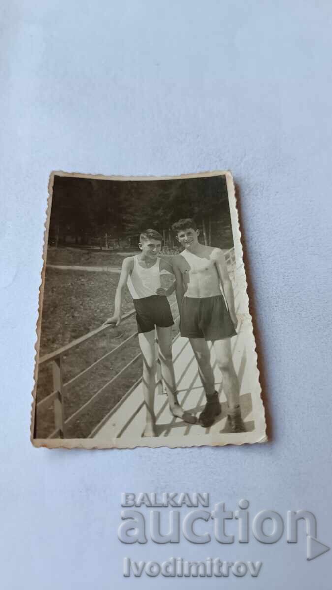 Снимка Две момчета на пристана