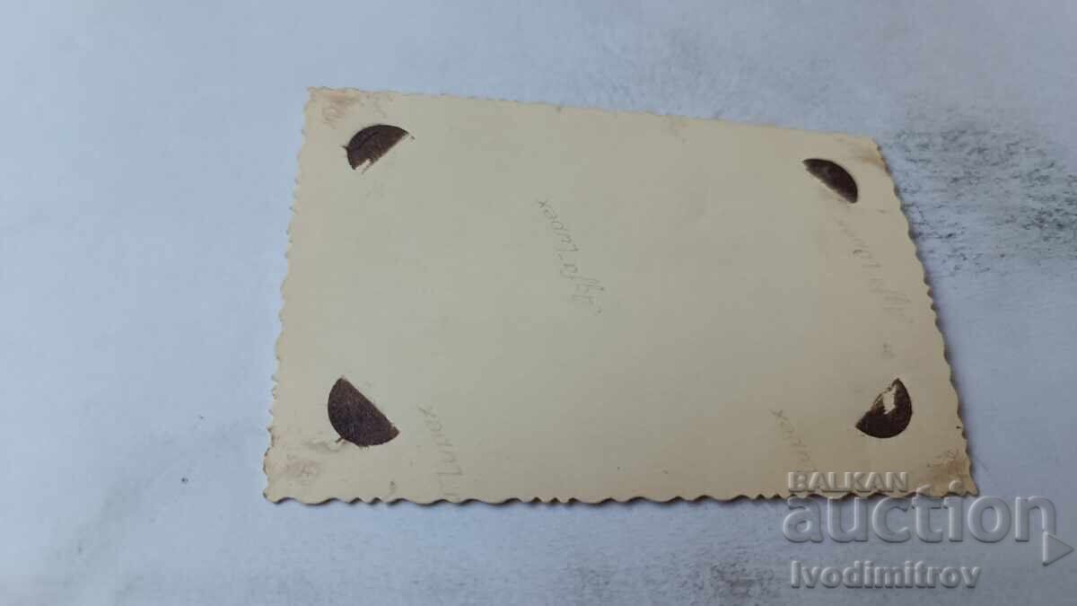 Φωτογραφία Δύο άνδρες πλένουν στο ποτάμι με τιμή 2.35 BGN | € 1.20 Φωτογραφία Δύο άνδρες πλένουν στο ποτάμι με τιμή 2.35 BGN | € 1.20