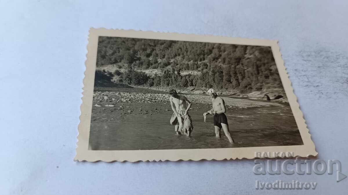 Φωτογραφία Δύο άνδρες πλένουν στο ποτάμι Φωτογραφία Δύο άνδρες πλένουν στο ποτάμι