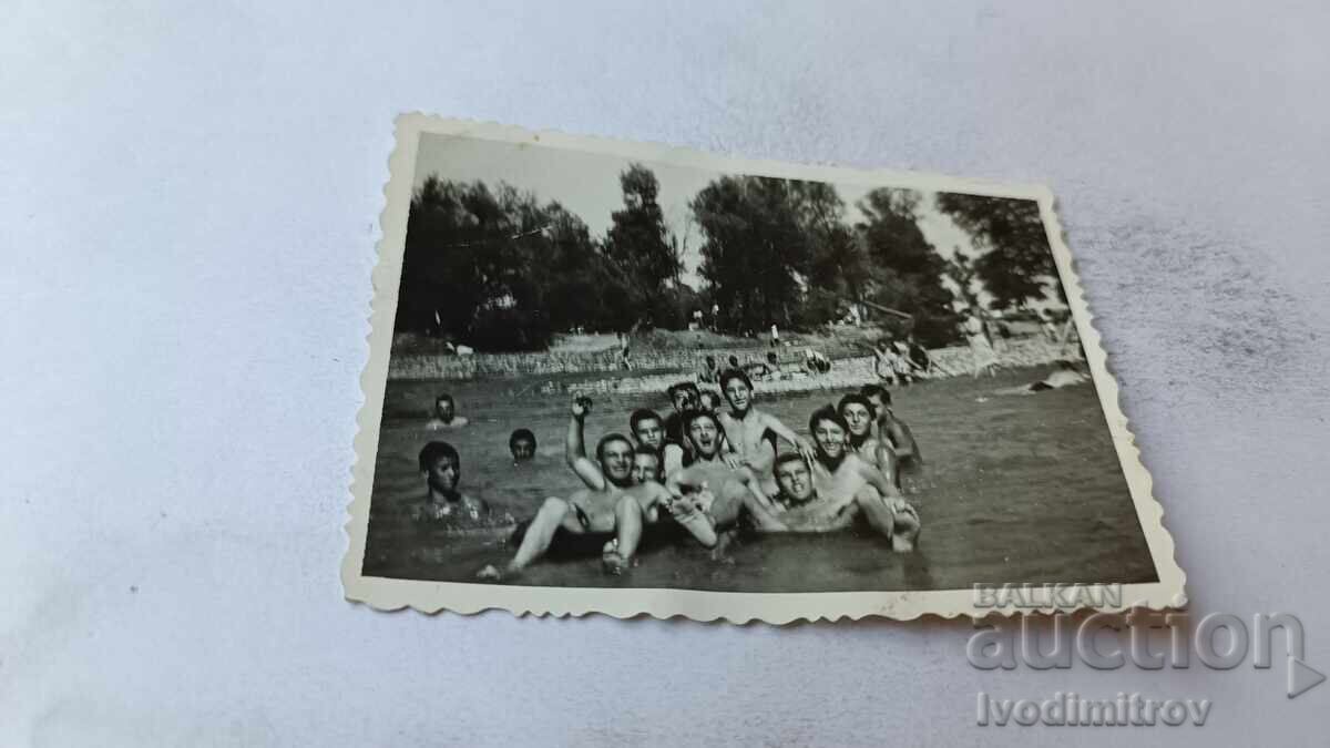 Снимка Младежи в реката Снимка Младежи в реката