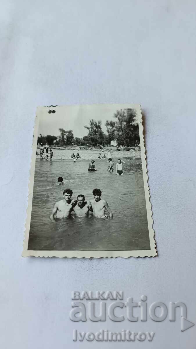 Fotografie Trei tineri în râu Fotografie Trei tineri în râu