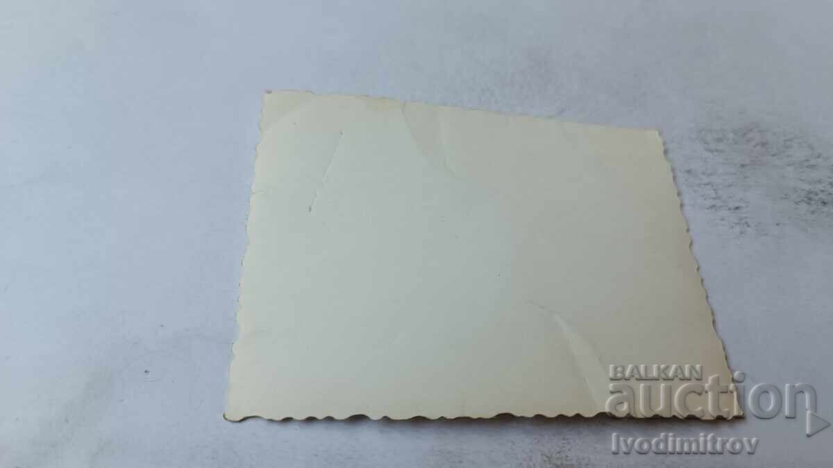 Φωτογραφία Δύο άντρες και ένα κοριτσάκι στην παραλία με τιμή 1.85 BGN | € 0.95