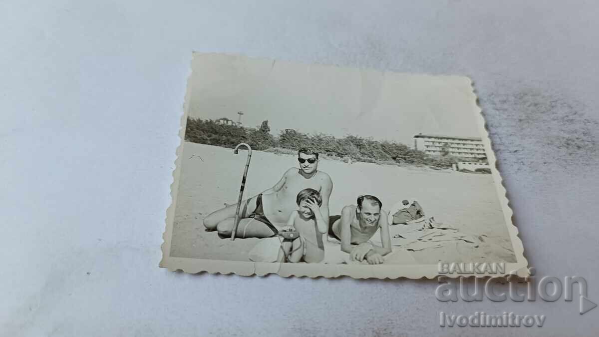 Φωτογραφία Δύο άντρες και ένα κοριτσάκι στην παραλία