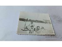 Φωτογραφία Δύο άντρες και ένα κοριτσάκι στην παραλία