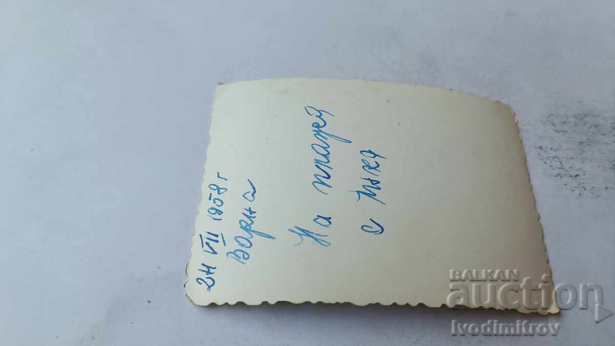 Φωτογραφία Βάρνα Δύο νεαρές γυναίκες στην ακτή της θάλασσας 1958 με τιμή 2.15 BGN | € 1.10