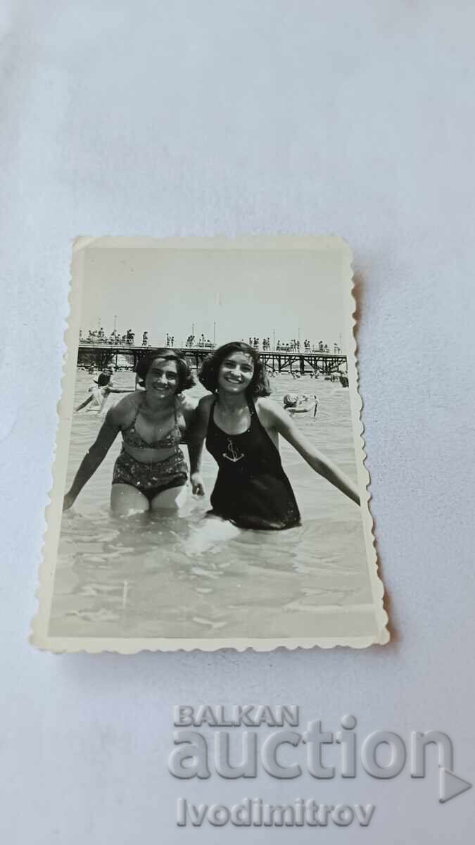 Φωτογραφία Βάρνα Δύο νεαρές γυναίκες στην ακτή της θάλασσας 1958