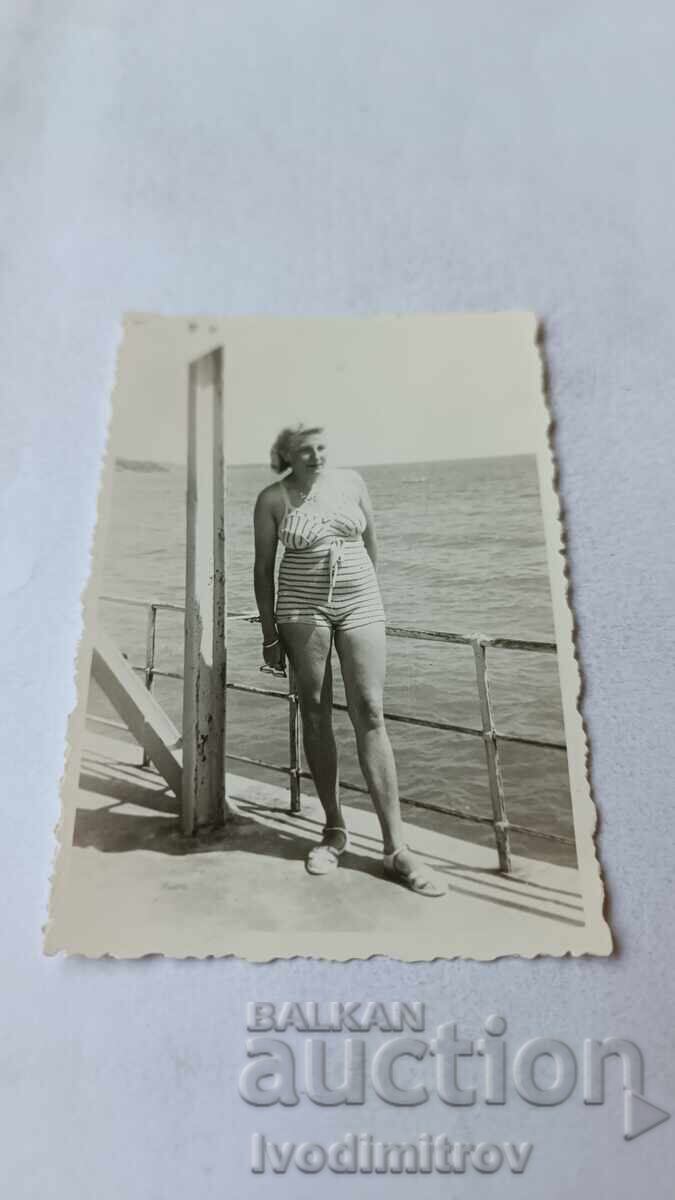 Φωτογραφία Βάρνα Γυναίκα στην προβλήτα 1940