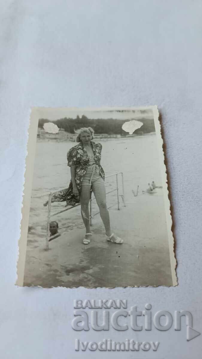 Φωτογραφία Βάρνα Γυναίκα στην προβλήτα 1940 Φωτογραφία Βάρνα Γυναίκα στην προβλήτα 1940