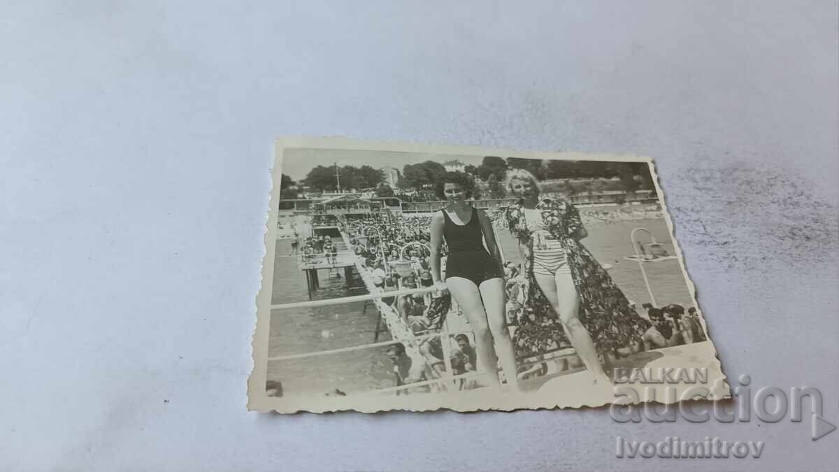 Φωτογραφία Βάρνα Δύο γυναίκες στην προβλήτα 1940 Φωτογραφία Βάρνα Δύο γυναίκες στην προβλήτα 1940