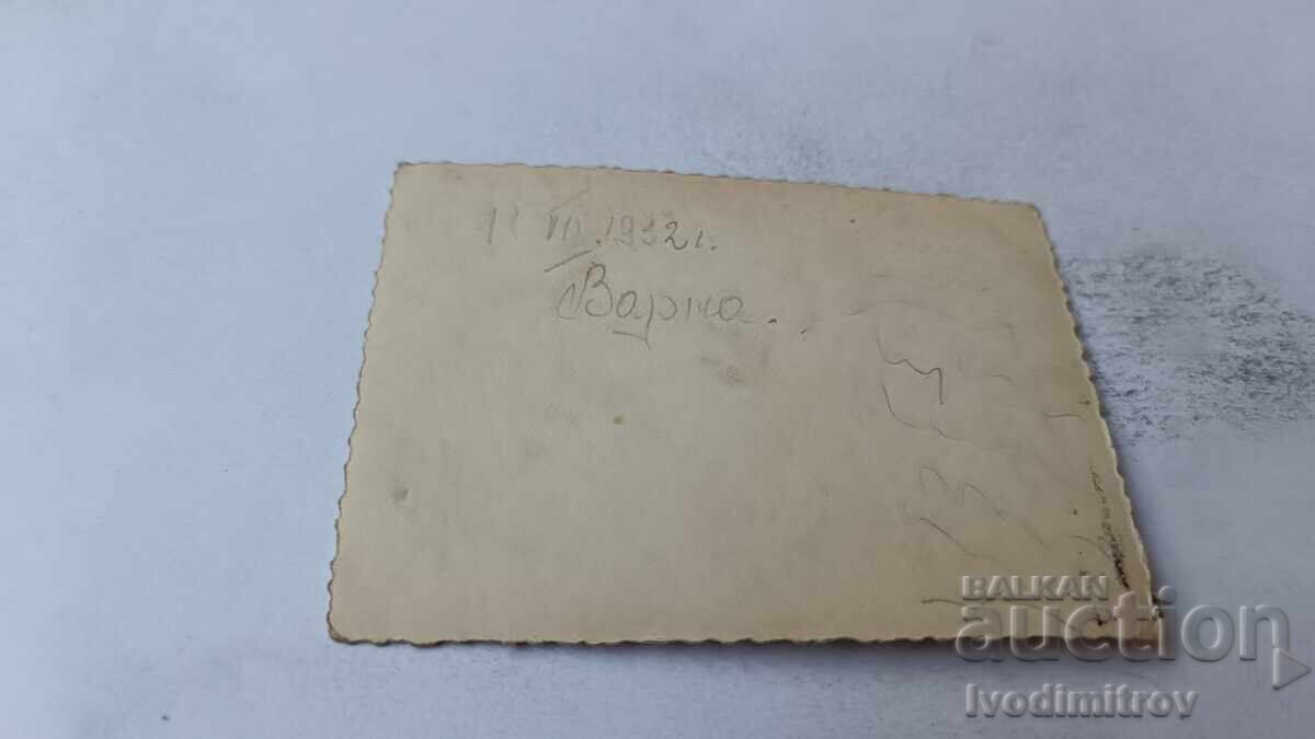 Φωτογραφία Βάρνα Γυναίκα αγόρι και κορίτσι σε βράχο στη θάλασσα 1932 με τιμή 1.85 BGN | € 0.95