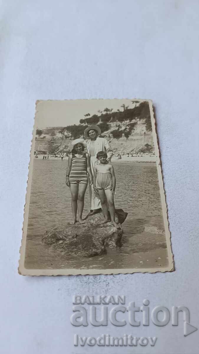 Φωτογραφία Βάρνα Γυναίκα αγόρι και κορίτσι σε βράχο στη θάλασσα 1932