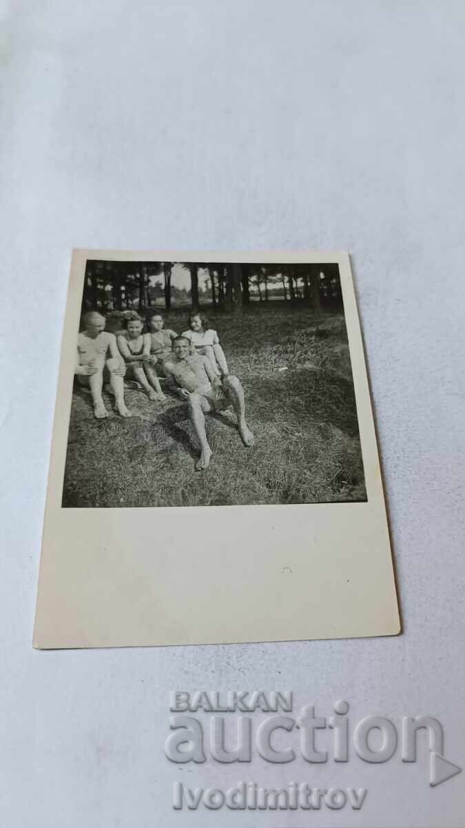 Fotografie Bărbați și femei în costume de baie pe iarbă