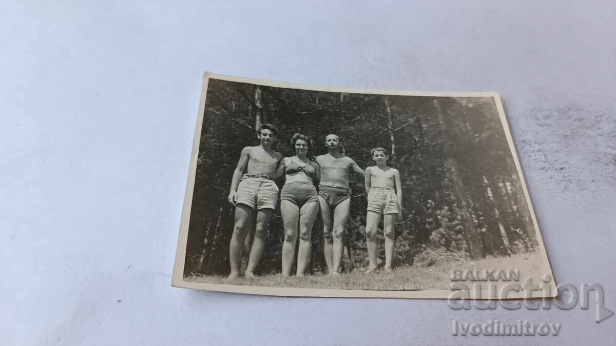 Φωτογραφία Άνδρας γυναίκα και δύο νέοι με μαγιό