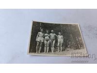 Φωτογραφία Άνδρας γυναίκα και δύο νέοι με μαγιό